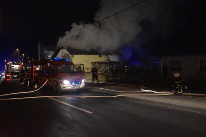 Nekaj minut čez 5. uro je zagorelo ostrešje stanovanjske hiše v Turnišču. FOTO: Oste Bakal