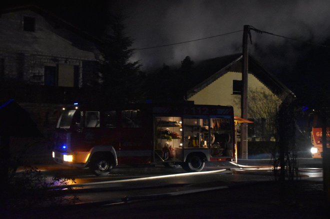 Nekaj minut čez 5. uro je zagorelo ostrešje stanovanjske hiše v Turnišču. FOTO: Oste Bakal