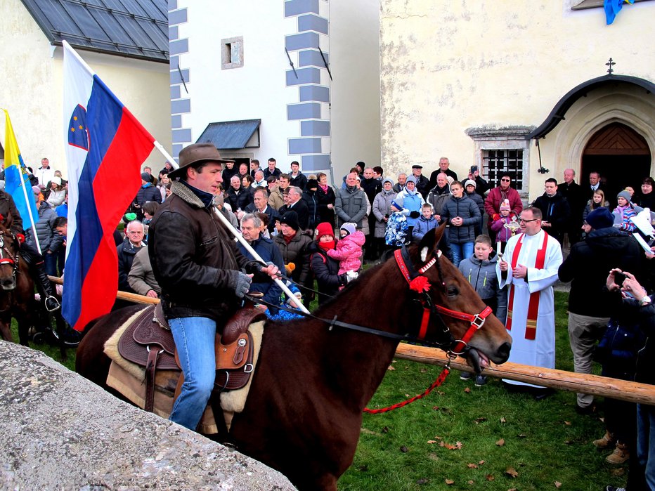 Fotografija: V Srednji vasi je konje blagoslovil šenčurski župnik in dekan Urban Kokalj. FOTO: Janez Kuhar