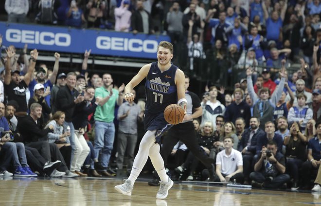 Luka Dončić gledalce v Dallasu s svojo igro še naprej navdušeno dviga na noge. FOTO: AP