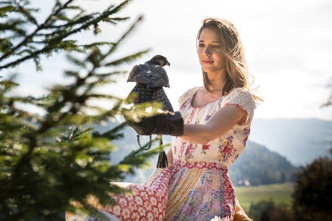 Monika Avsenik s sokolom med snemanjem videospota Foto: Nejc Heberle