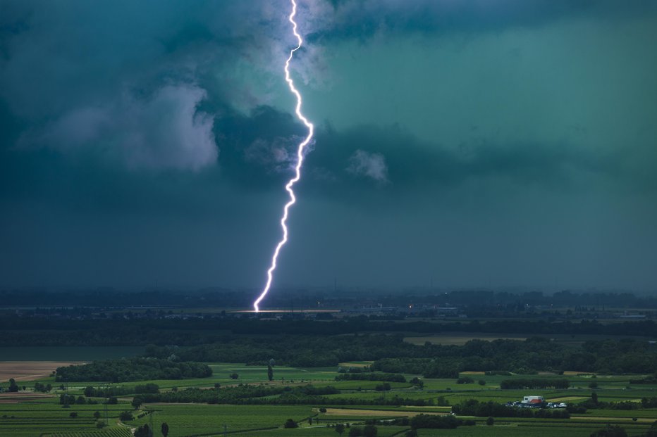 Fotografija: Strela je šla skozi mamico in hčerko. FOTO: Getty Images/iStockphoto