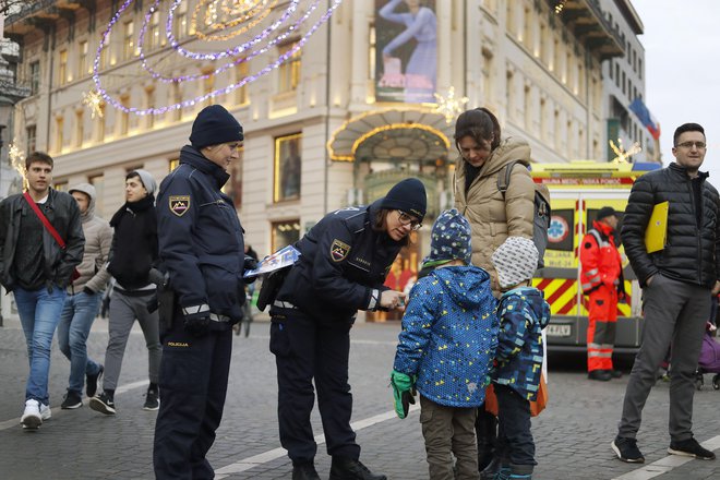 Policisti v sodelovanju z zdravniki tudi letos opozarjajo na posledice nepremišljene rabe pirotehnike, ki lahko za vedno zaznamuje življenje posameznika. FOTO: Leon Vidic/Delo