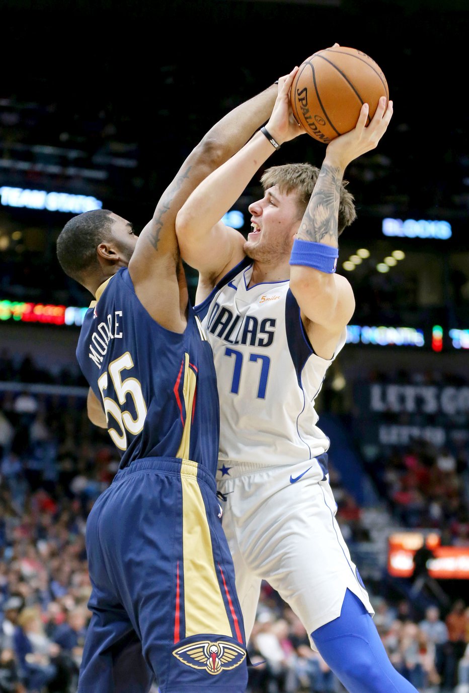 Fotografija: Luka Dončić (z žogo) se je izkazal tudi na tekmi proti moštvu New Orleans Pelicans. FOTO: Reuters