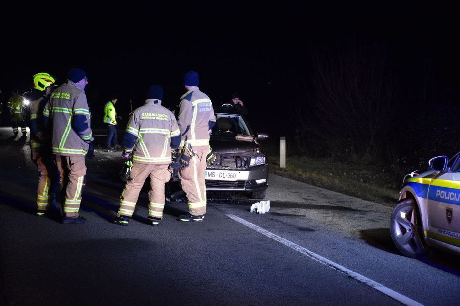 Fotografija: Ko je zaustavil zaradi divjadi, je vanj od zadaj trčilo drugo vozilo. FOTO: O. B.