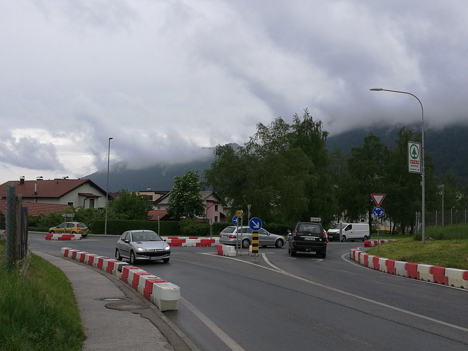 Fotografija: Uporabljate smernike v krožiščih? FOTO: Simona Fajfar