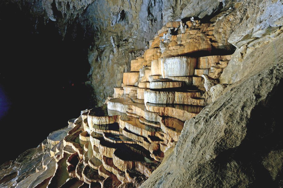 Fotografija: Ponvice so značilnost Škocjanskih jam. FOTO: PŠJ