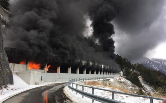 Fotografija: Požar avtobusa v predoru v Švici. FOTO: Twitter