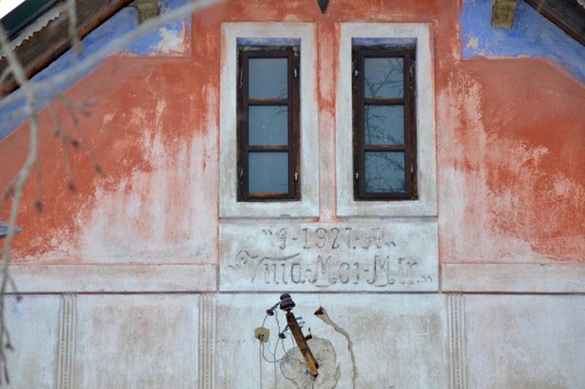 Na obledeli fasadi se še vidi letnica izgradnje. Foto: Oste Bakal