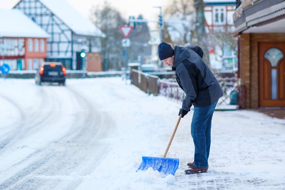 Fotografija: Kidanje snega: naporno delo ali pa prijetna aktivnost – odvisno, kako dobro ste pripravljeni. FOTO: Shutterstock