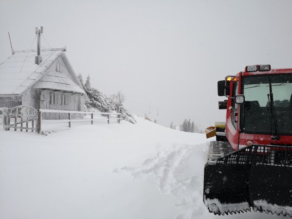 Fotografija: Urejajo proge. FOTO: Velika Planina (18.1.2019)