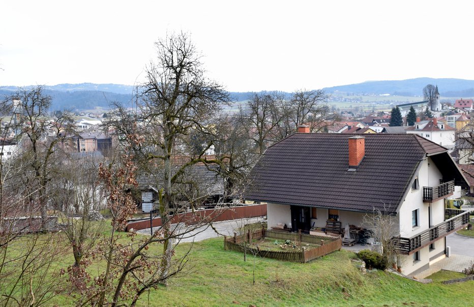 Fotografija: Na malce zastrtem panoramskem posnetku je vseeno videti, da so nekdanje njive in travniki povsem pozidani.