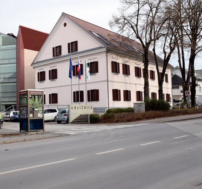 V Koščakovi hiši je zdaj knjižnica. FOTOGRAFIJE: Boris Dolničar