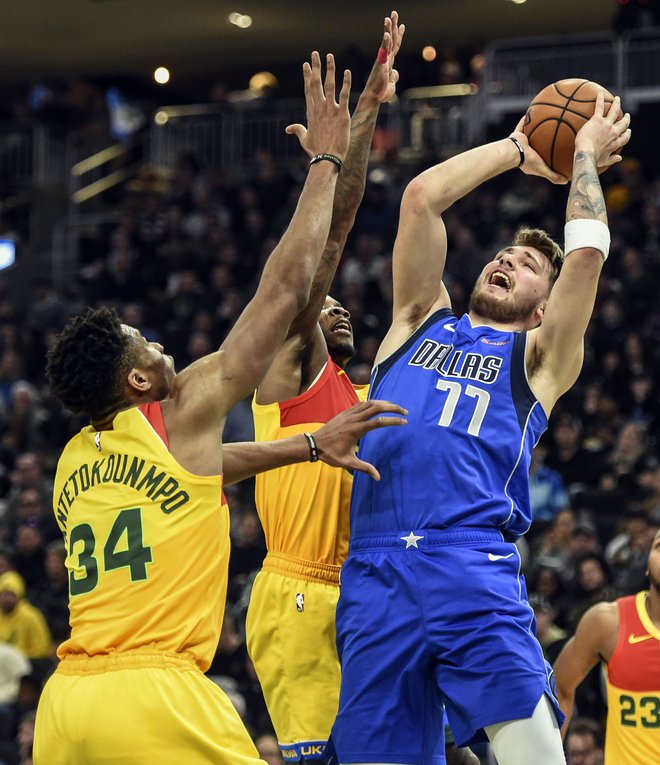 Luka Dončić (z žogo) in Giannis Antetokounmpo sta bila najboljša strelca svojih moštev. FOTO: Reuters