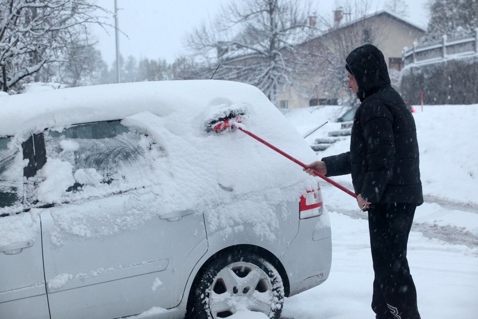 Fotografija: Po večjem delu države po nebu poplesavajo snežinke. FOTO: Mavric Pivk, Delo