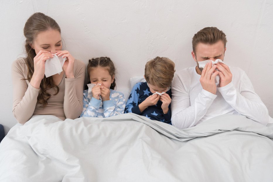 Fotografija: Sick parents ans children lying in a bed and blowing noses in napkins FOTO: Lightfieldstudios Getty Images/istockphoto