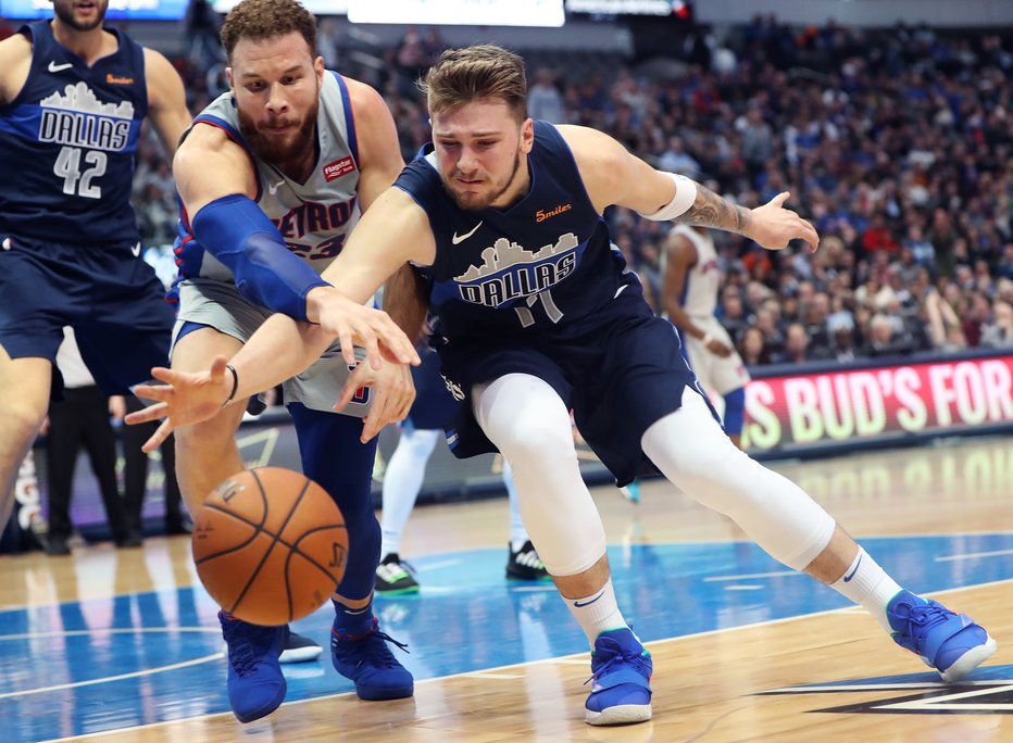 Fotografija: Luka Dončić v boju za žogo z Detroitovim igralcem Blakom Griffinom FOTO: Reuters