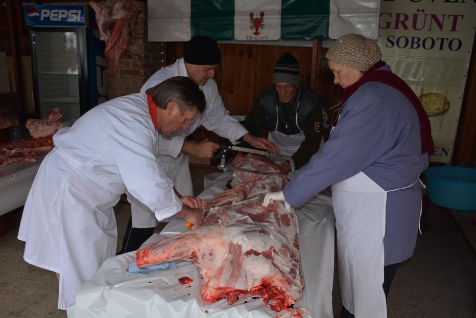 Fotografija: 240 kilogramov težkega prašiča so zaklali po uradnih predpisih v klavnici. FOTO: Oste Bakal