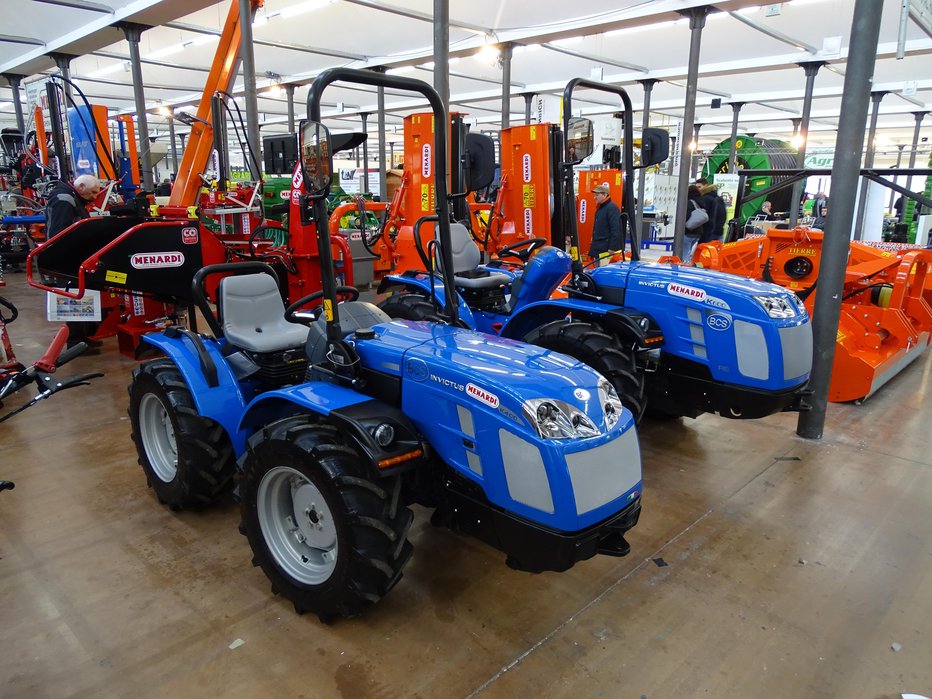 Fotografija: BCS invictus K 400 je traktor z enako velikimi kolesi. Ima štirivaljni 26,2 kW (35,6 KM) motor. Namenjen je hobi kmetovalcem, manjšim kmetijam, usmerjenim v zelenjadarstvo ali vinogradništvo, itd.