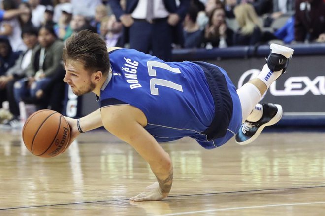 Tudi Luka Dončić pomaga pri ohranitvi hiše na Logu pri Brezovici. FOTO: Reuters