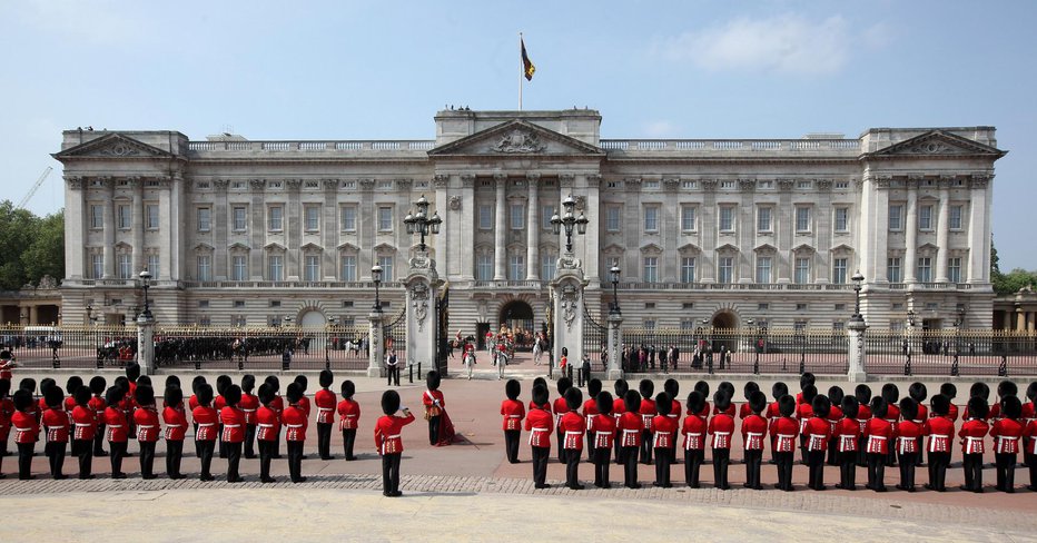 Fotografija: Buckinghamska palača je kraljičin dom, v njej ima tudi pisarne. FOTO: Guliver/Getty Images