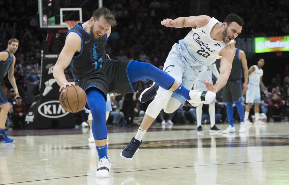 Fotografija: Luka Dončić in košarkar Clevelanda Larry Nance ml. sta trčila v boju za žogo. FOTO: Reuters