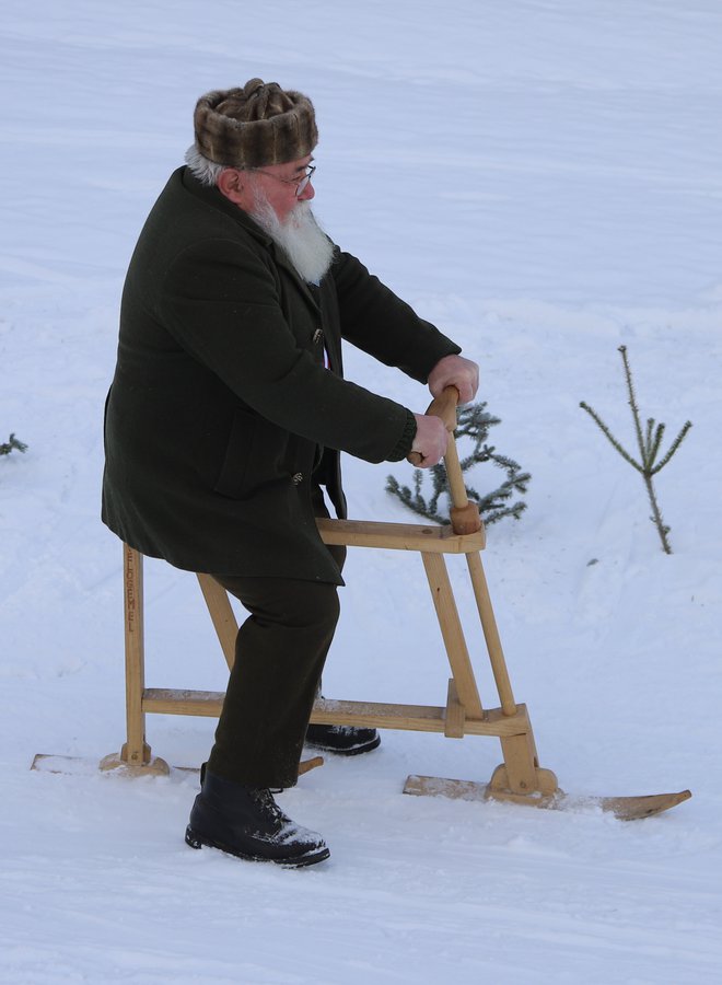 Miha Dovžan iz škofjeloških Rovtarjev obvlada strmino na lesenem skiciklu.