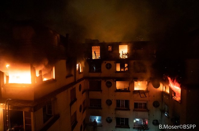 Ognjeni zublji so zajeli osemnadstropno stavbo. FOTO: Reuters