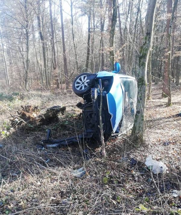 Fotografija: Iz avta so pomagali visokonoseči ženski. FOTO: Facebook