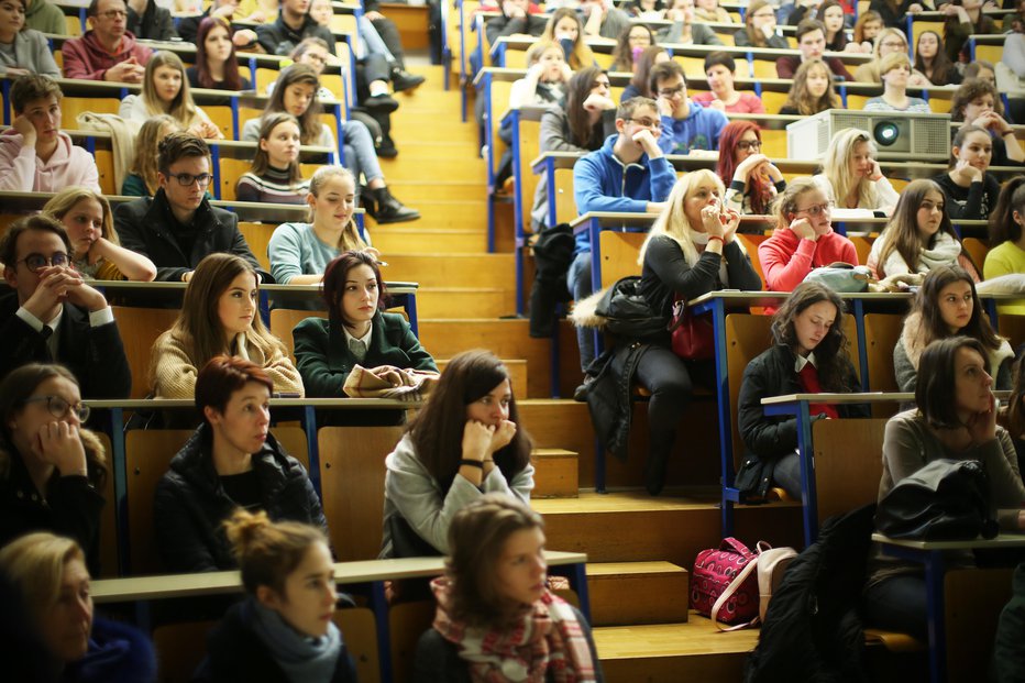 Fotografija: V študijskem letu 2017/18 je bilo vpisanih 76.534 študentov, kar je sicer skoraj 3000 manj kot v predhodnem letu, v tekočem študijskem letu pa 65.640. Foto: Jure Eržen/Delo