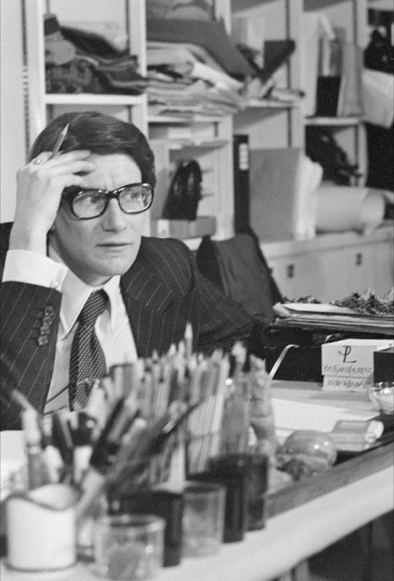 Fotografija: Yves Saint Laurent je zaradi homoseksualnosti precej trpel že v mladih letih, pa tudi sicer je bil bolj šibkega zdravja, tako fizično kot psihično. Foto: vogue.com