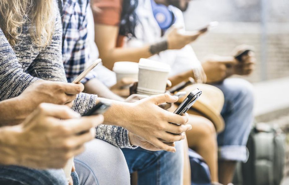 Fotografija: Spoznavanje morebitnih partnerjev prek raznih aplikacij je vedno bolj priljubljeno. FOTO: SHUTTERSTOCK