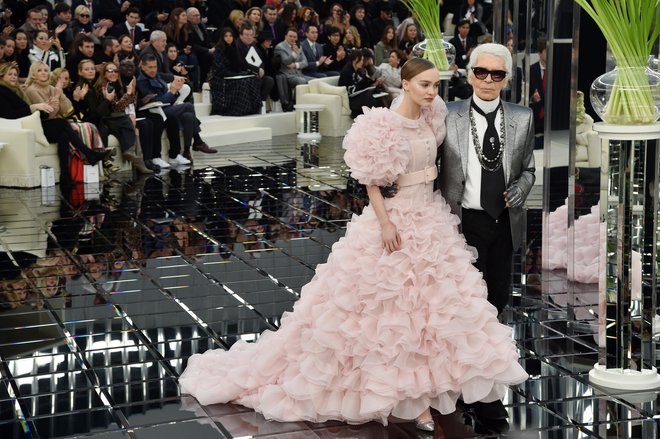 Rad se je obkrožal z mladimi in slavnimi – na fotografiji z Lily-Rose Depp. FOTO: Guliver/getty Images