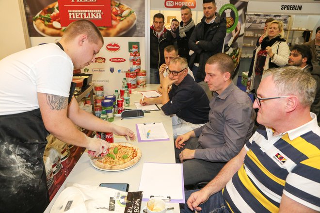 Takole je žirija ocenjevala pico Blaža Peklaja. FOTO: Marko Feist