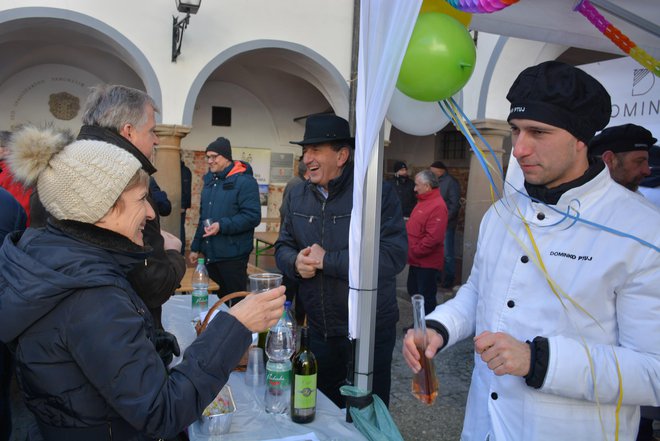 V vetrovnem vremenu se je marsikdo ogrel z domačim žganjem. Foto: Oste Bakal