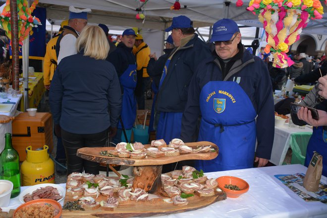 Tekmovalne ekipe so na svojih stojnicah ponujale kulinarične dobrote. Foto: Oste Bakal