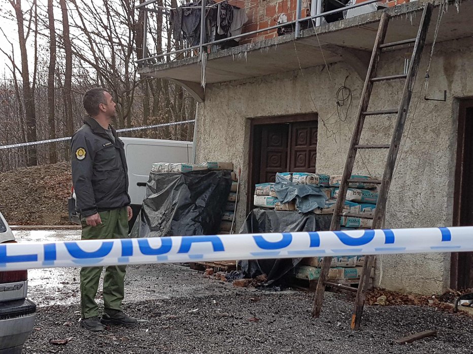 Fotografija: Pogorišče so si ogledali kriminalisti in policisti. FOTO: Tanja Jakše Gazvoda