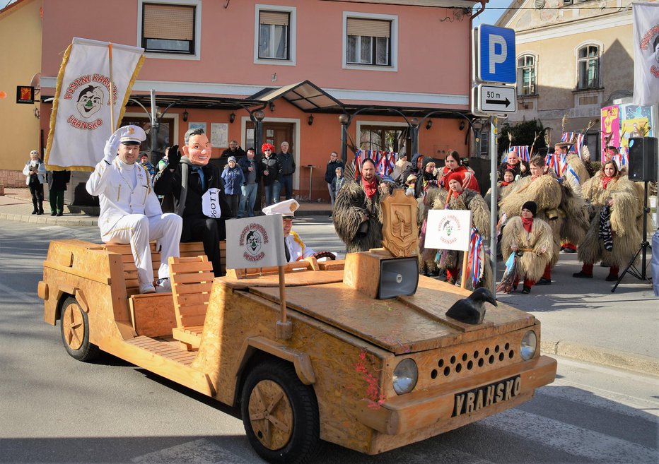 Fotografija: S posebnim luksuznim avtom sta se na prizorišče pripeljala premier Šarec in general Reberšek. FOTO: Darko Naraglav