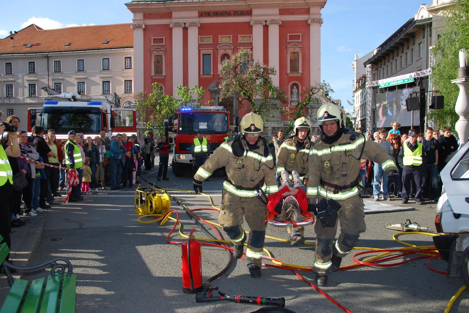 Fotografija: Gasilke in gasilci so pri nas nosilci medsebojne pomoči.