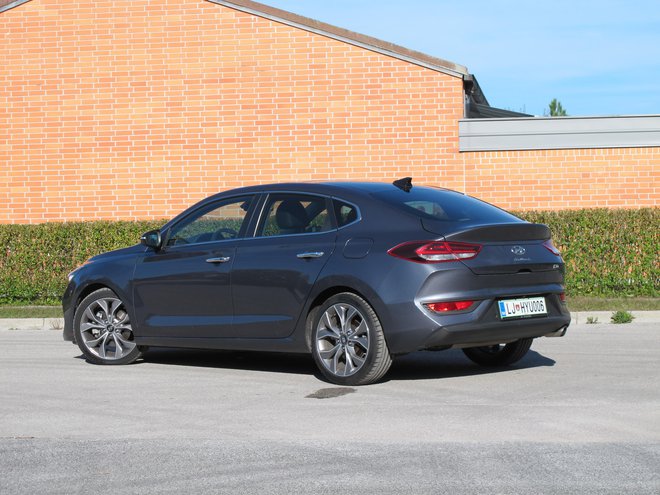 Vstopni model i30 fastback stane z akcijskim popustom 16.340 evrov, bogato opremljen testni pa 27.280 evrov.