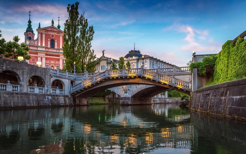 Fotografija: Tromostovje bridge and Ljubljanica river in the city center. Ljubljana, capital of Slovenia.