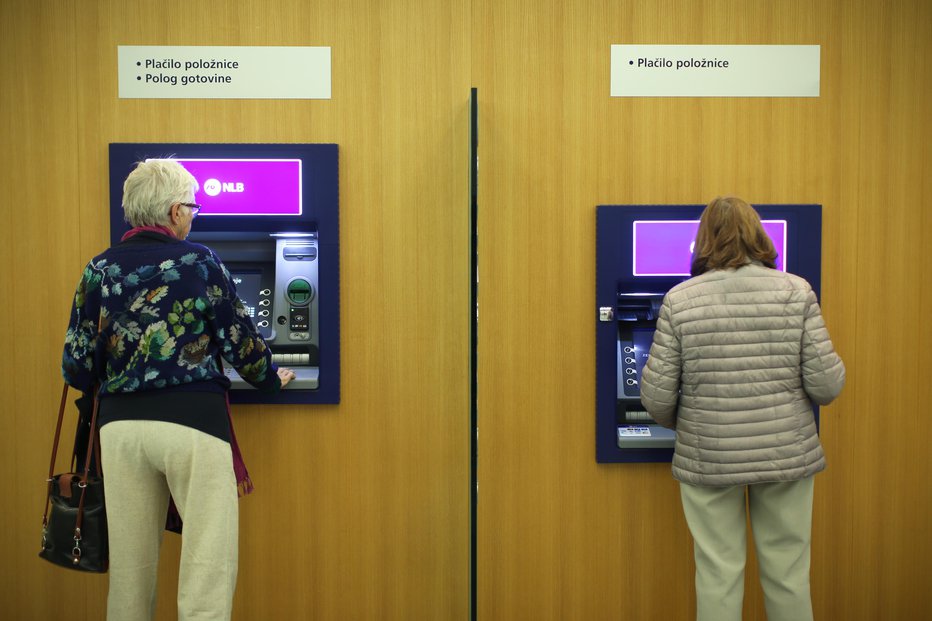 Fotografija: Bančno okence ali elektronska banka? Največ boste prihranili z elektronsko storitvijo in izbiro banke. FOTO: Foto: Jure Eržen, Delo