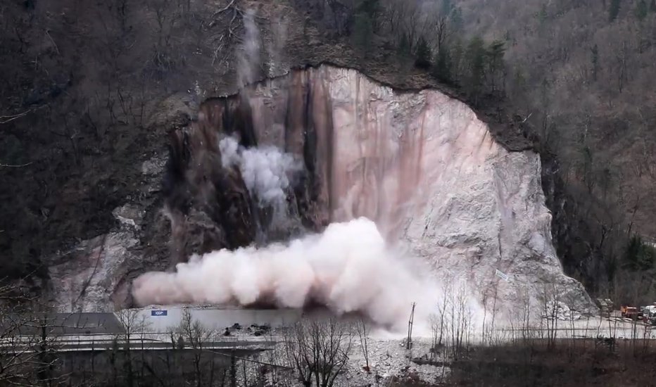 Fotografija: Eksplozija ob glavni cesti Trbovlje–Zagorje. FOTO: Zaslonski posnetek