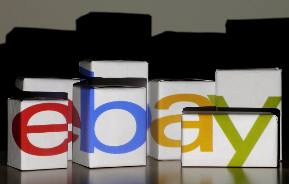 Fotografija: An eBay logo is projected onto white boxes in this illustration picture taken in Warsaw, January 21, 2014. REUTERS/Kacper Pempel/File Photo GLOBAL BUSINESS WEEK AHEAD PACKAGE SEARCH BUSINESS WEEK AHEAD 17 OCT FOR ALL IMAGES - S1BEUHKTLIAA FOTO: Kacper Pempel Reuters