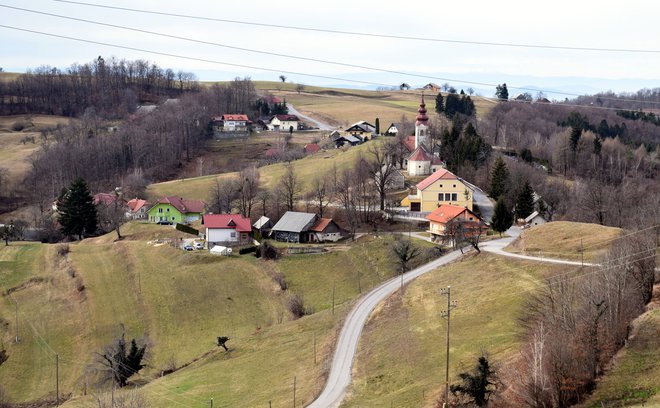 Gručasto jedro vasi je okoli župnijske cerkve sv. Lenarta.