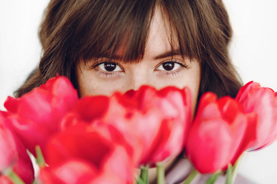 Fotografija: Ženska s tulipani FOTO: Thinkstock Getty Images/istockphoto