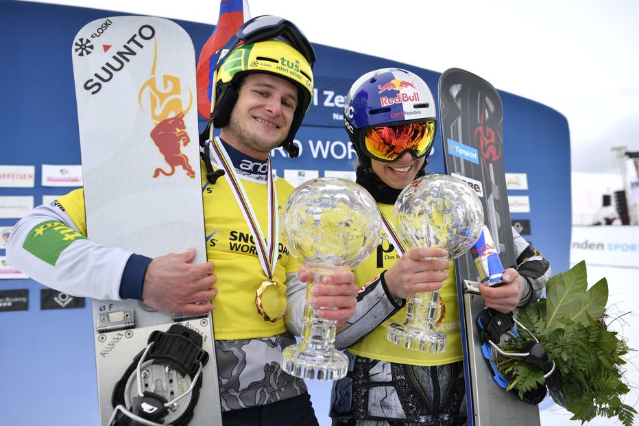 Fotografija: Tim Mastnak in Ester Ledecka sta si v Švici prideskala mala kristalna globusa za zmago v skupnem seštevku veleslaloma za letošnji svetovni pokal. FOTO: FIS