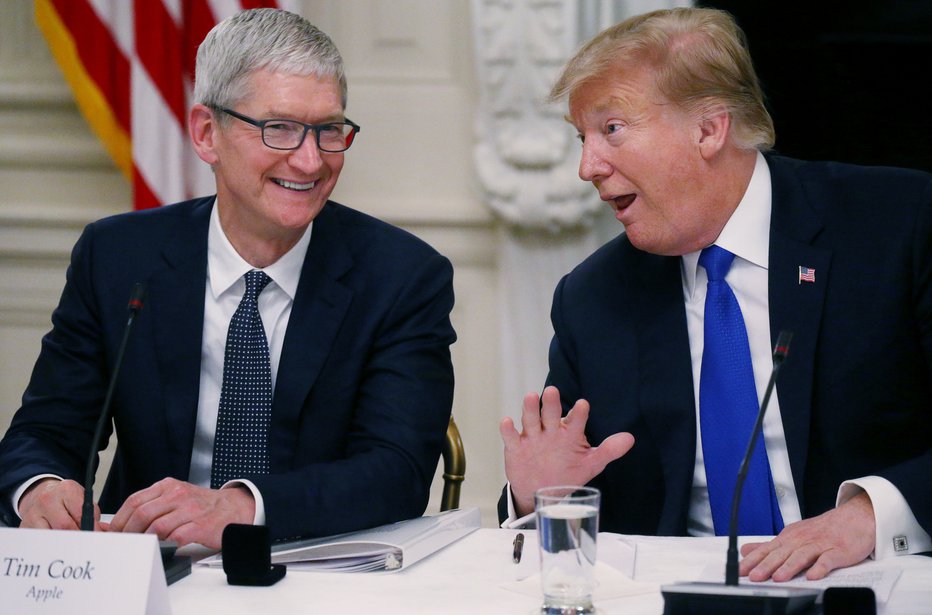 Fotografija: Je Trump postal uspešen, ker je podjetje poimenoval po sebi? Generalni direktor Applea Tim Cook pa je na čelu družbe, ker moški s kratkimi imeni pogosteje zasedejo vodilni položaj? Foto Reuters