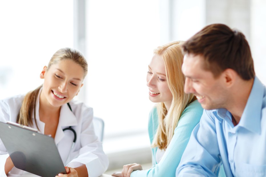 Fotografija: healthcare and medical concept - smiling female doctor with clipboard and patients in hospital FOTO: Dolgachov Getty Images/istockphoto