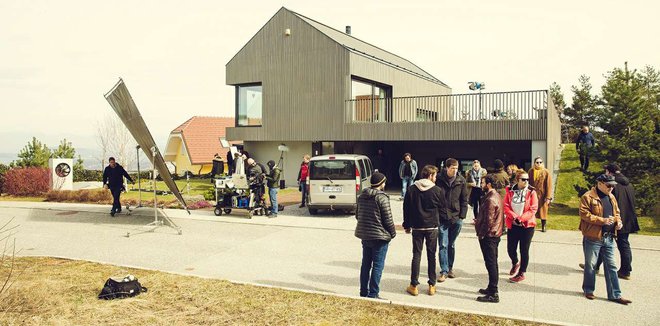 Prva klapa filma je padla v petek v vasi Visoko pod Kureščkom, kjer se prepletata zgodbi o v Sloveniji živečem Bosancu Vučku in Italijanu Leu. Foto arhiv filma